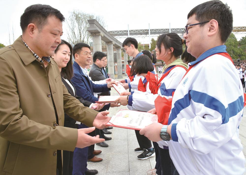 宁乡一中举行奖学金,助学金颁发典礼,颁发奖金90万元,190名学生获奖
