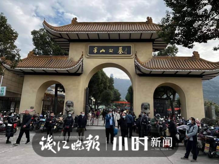 这个日子寄托思念,有人一大早就来祭扫,杭州半山公墓1公里外已开始