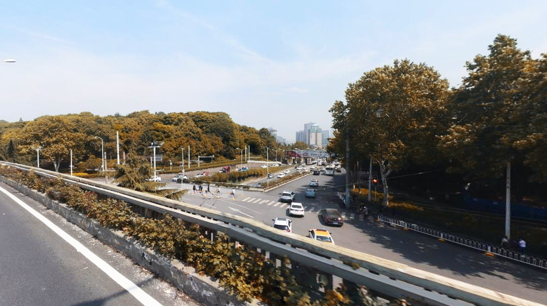 随拍武汉闹市忙碌的马路转盘:高架修在隧道上,8向车道容易转晕