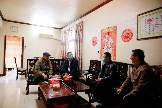 潘震看望慰问贺州市检察院老干部