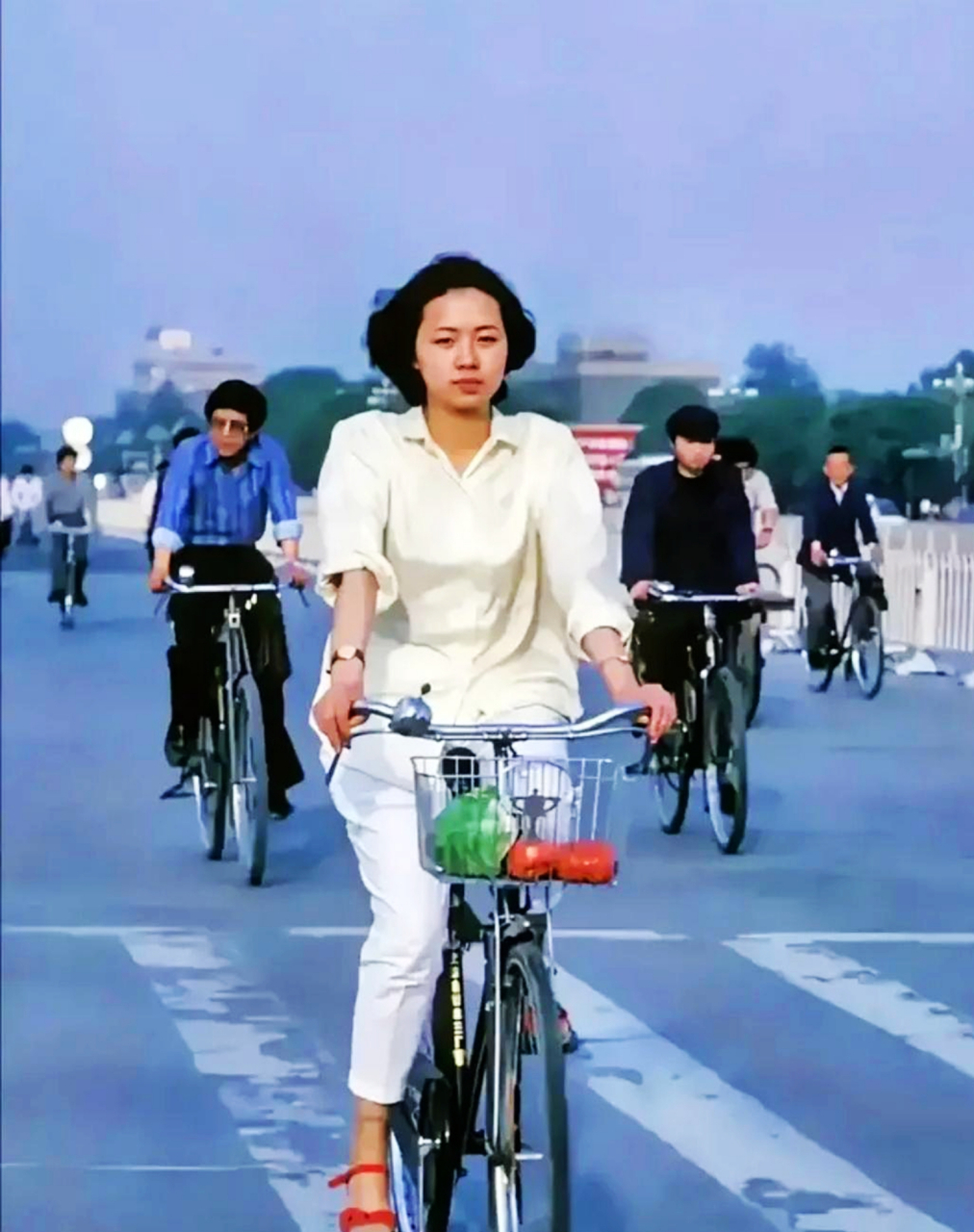 90年代初期,北京的街头,这个骑着单车的女孩穿着简单干净的衣服,随处