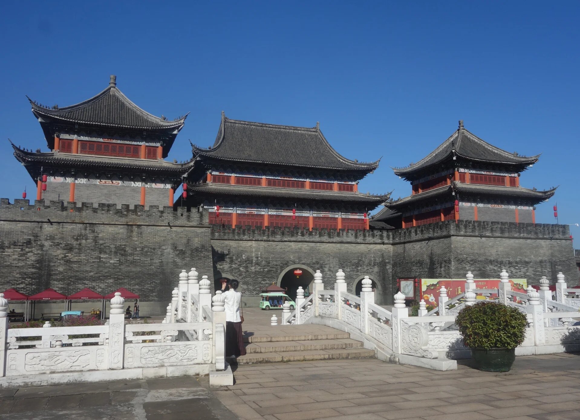 南海影视城位于广东省佛山市南海区,是一个集影视拍摄,旅游观光和文化