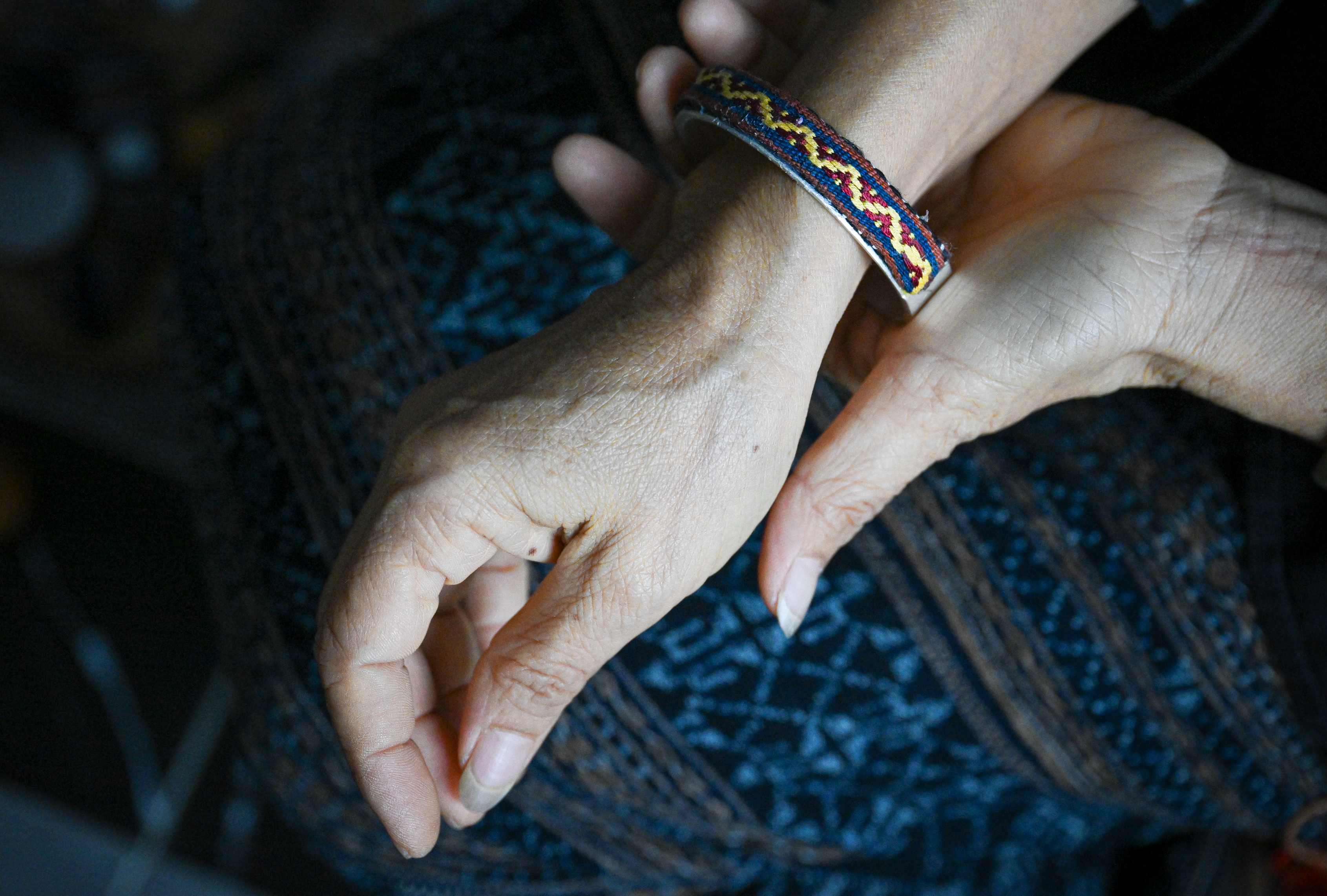 海南黎族织娘创新制作黎锦产品