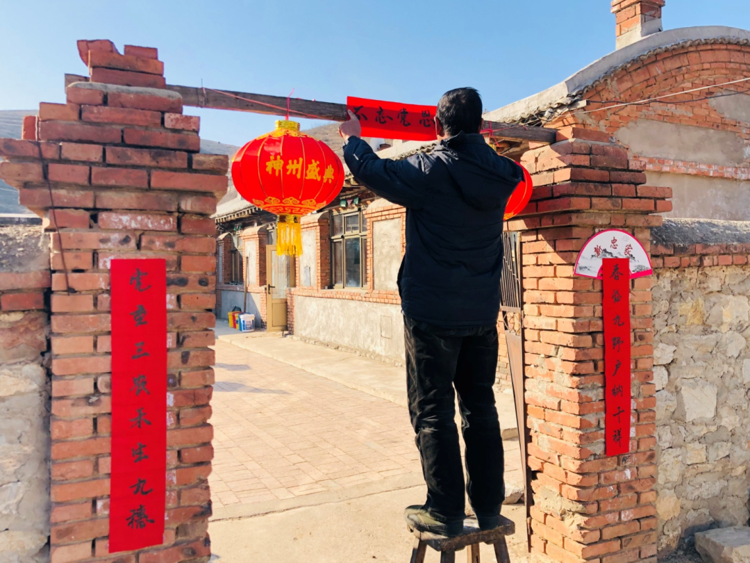 贴春联话党恩梦里的日子在身边