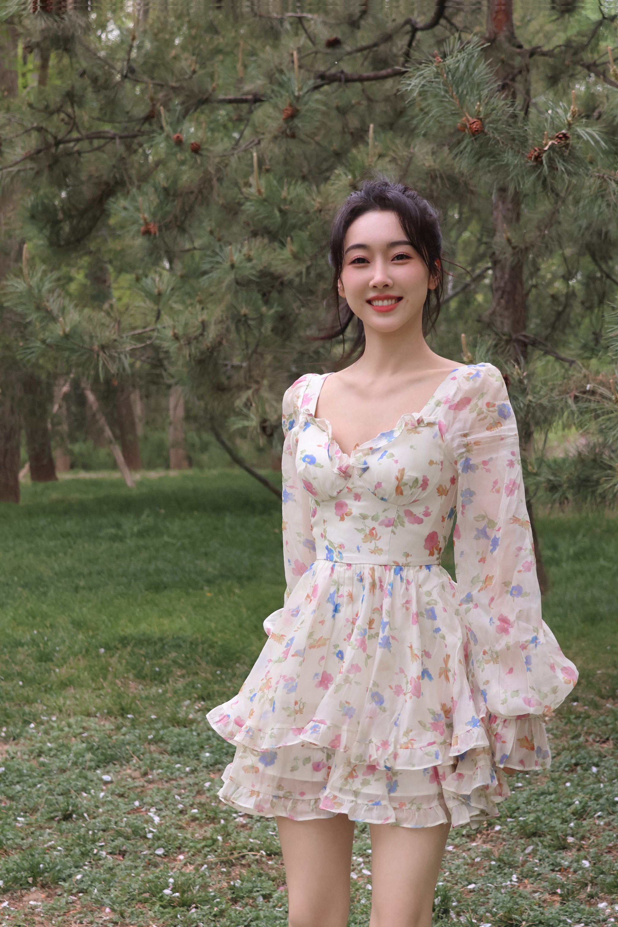 宣璐碎花连衣裙甜美笑容写真