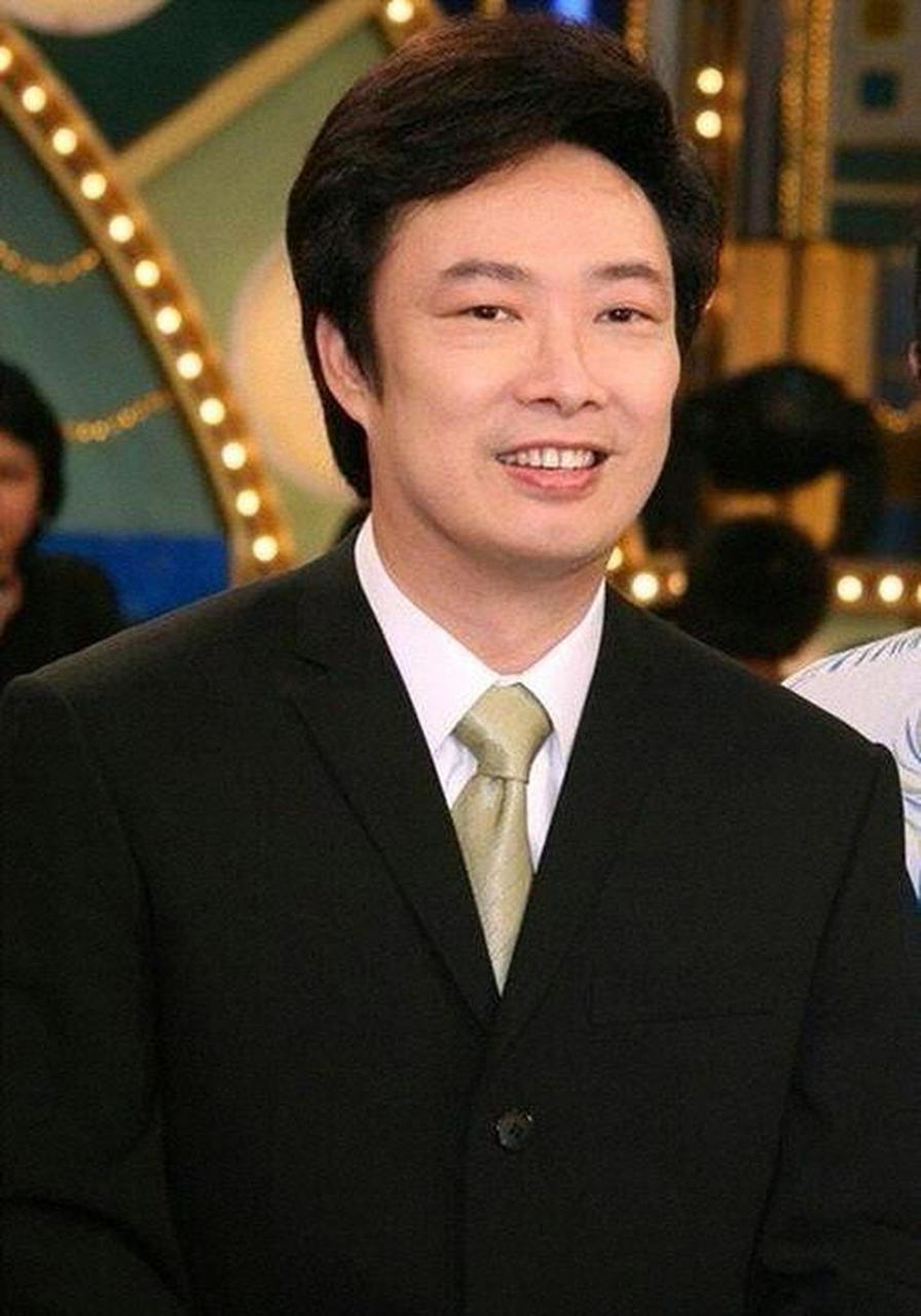 [碰拳]一次,费玉清在日本女友家留宿,贴心的女友早早为他刚好洗澡水