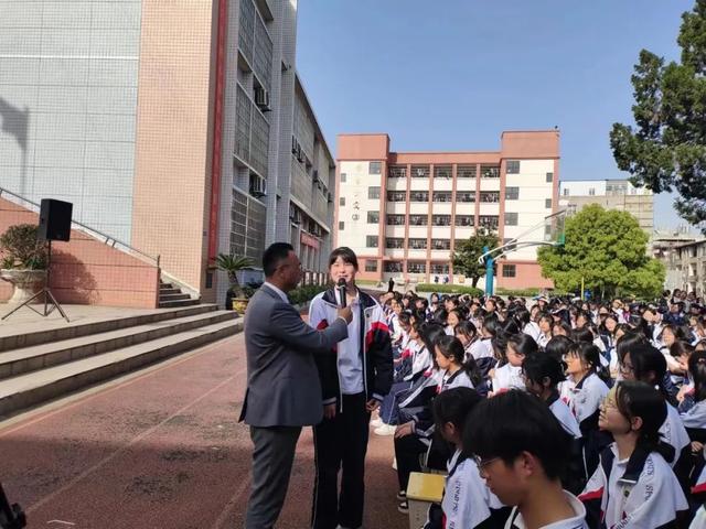 麻城二中组织开展励志演讲活动