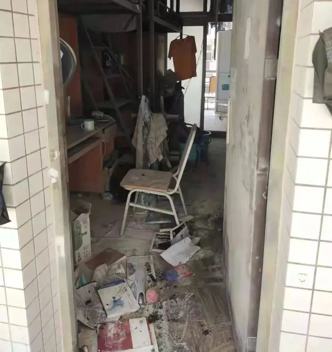 宿舍里炖鱼汤?消防员谢邀在路上了