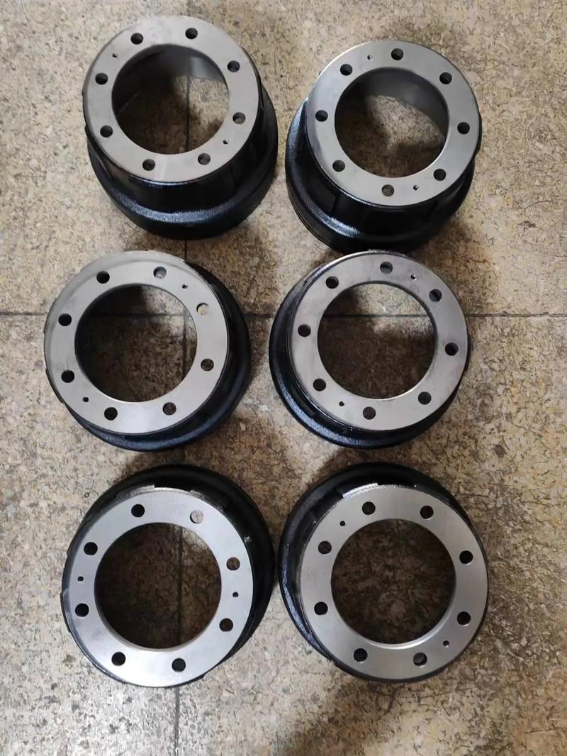 单领蹄式鼓式制动器,其特点在于它利用一个中央的领蹄来引领制动朴腚