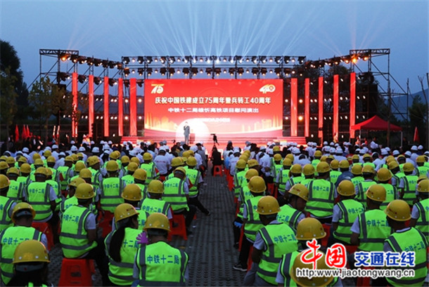 情暖雄忻高铁建设者