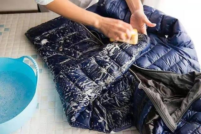 一分钟科普:羽绒服可以用洗衣机洗吗?解析羽绒服洗护注意事项