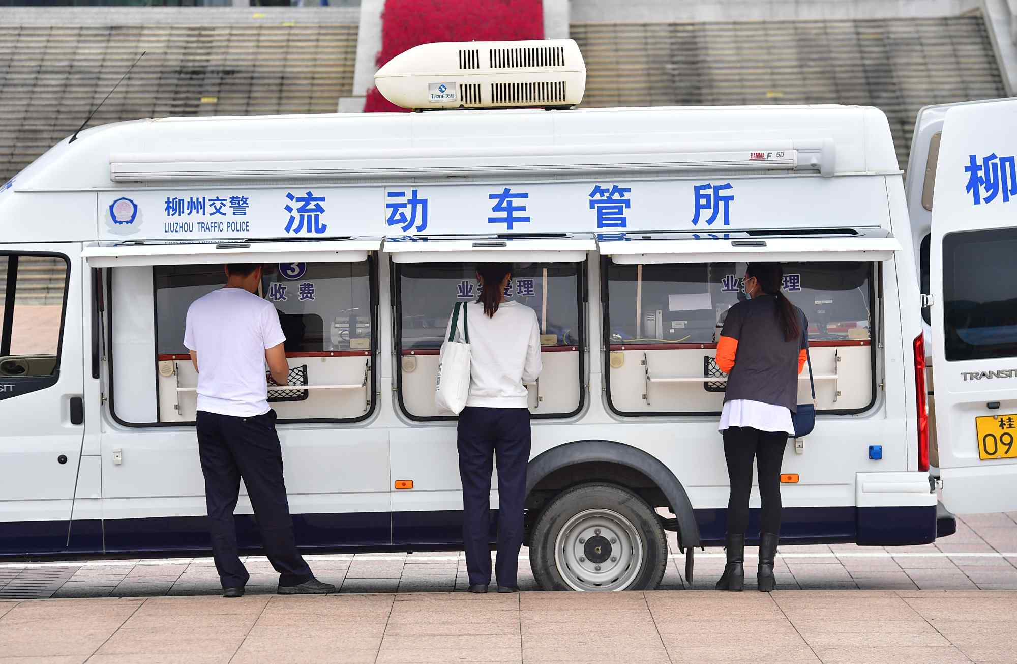 广西柳州:流动车管所 服务送到家