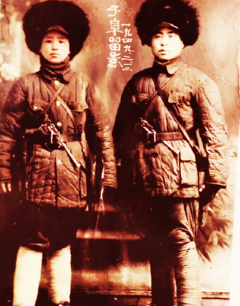 辽沉战役胜利后,头戴狗皮帽的东北野战军以精良的武器装备和超强的