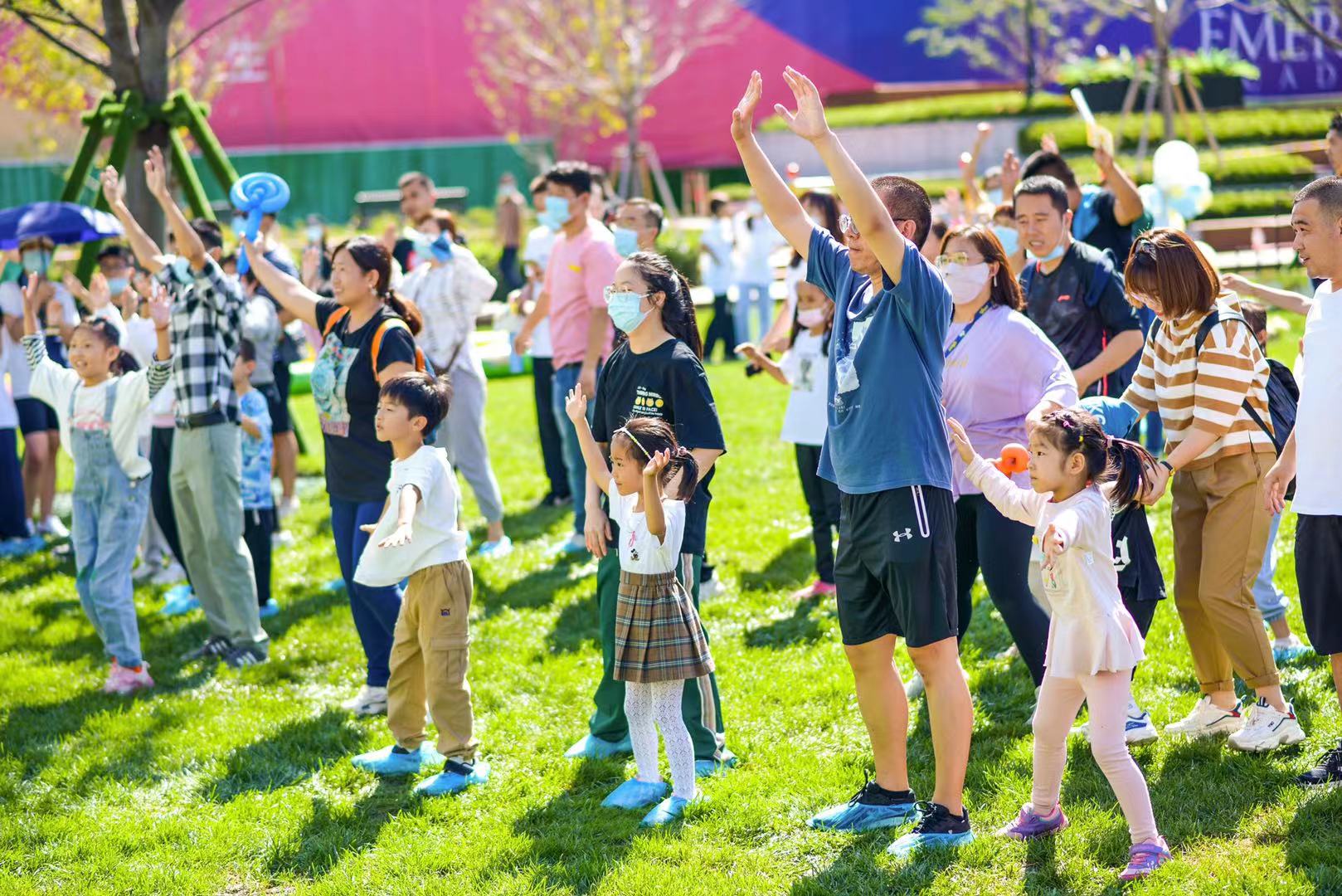 "萌动童年 热爱向前"石家庄万科首届亲子顽运会欢乐启动