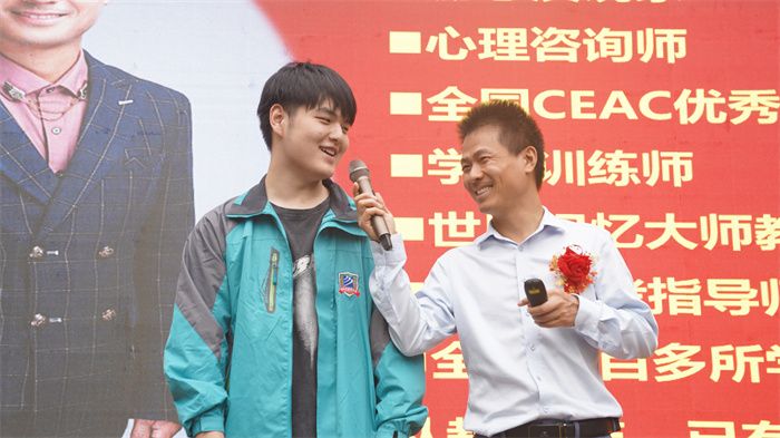 励志演说家程龙来到重庆新华 进行学生习惯养成教育演讲