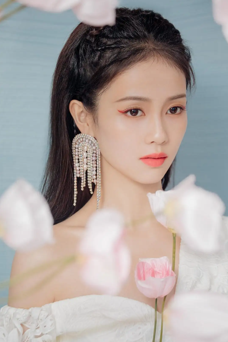 白鹿笑起来全然不顾自己形象,完全没有偶像包袱,可塑性非常强