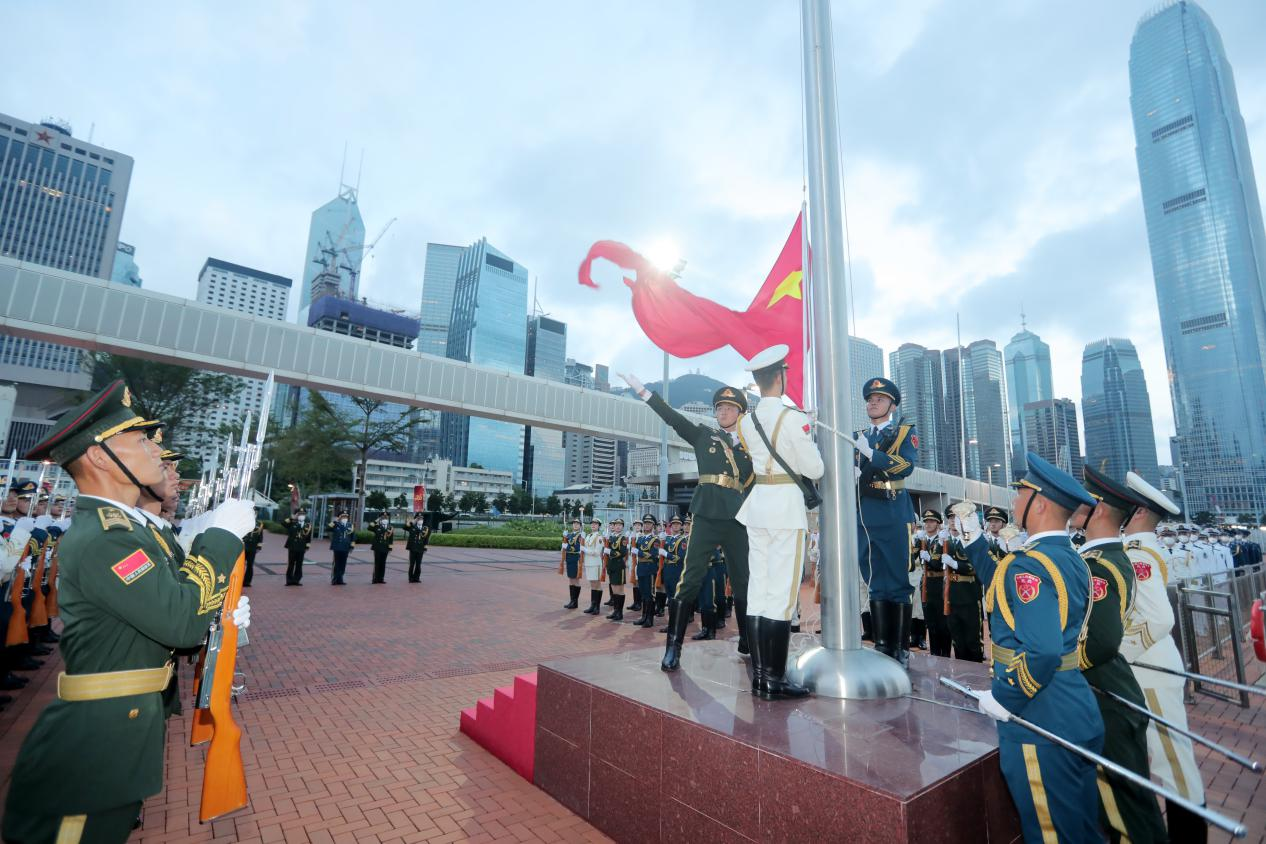 今天,解放军驻港部队在香港中区军用码头举行升旗仪式