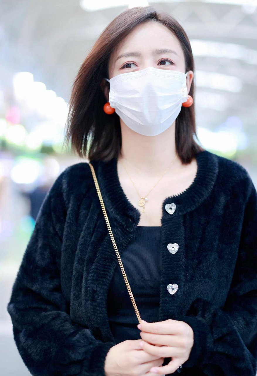 佟丽娅最新机场街拍,毛绒短外套搭配棋盘格休闲裤,时尚舒适又保暖!