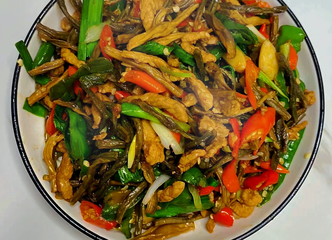 美餐一顿:干豆角炒肉 凉拌萝卜丝!