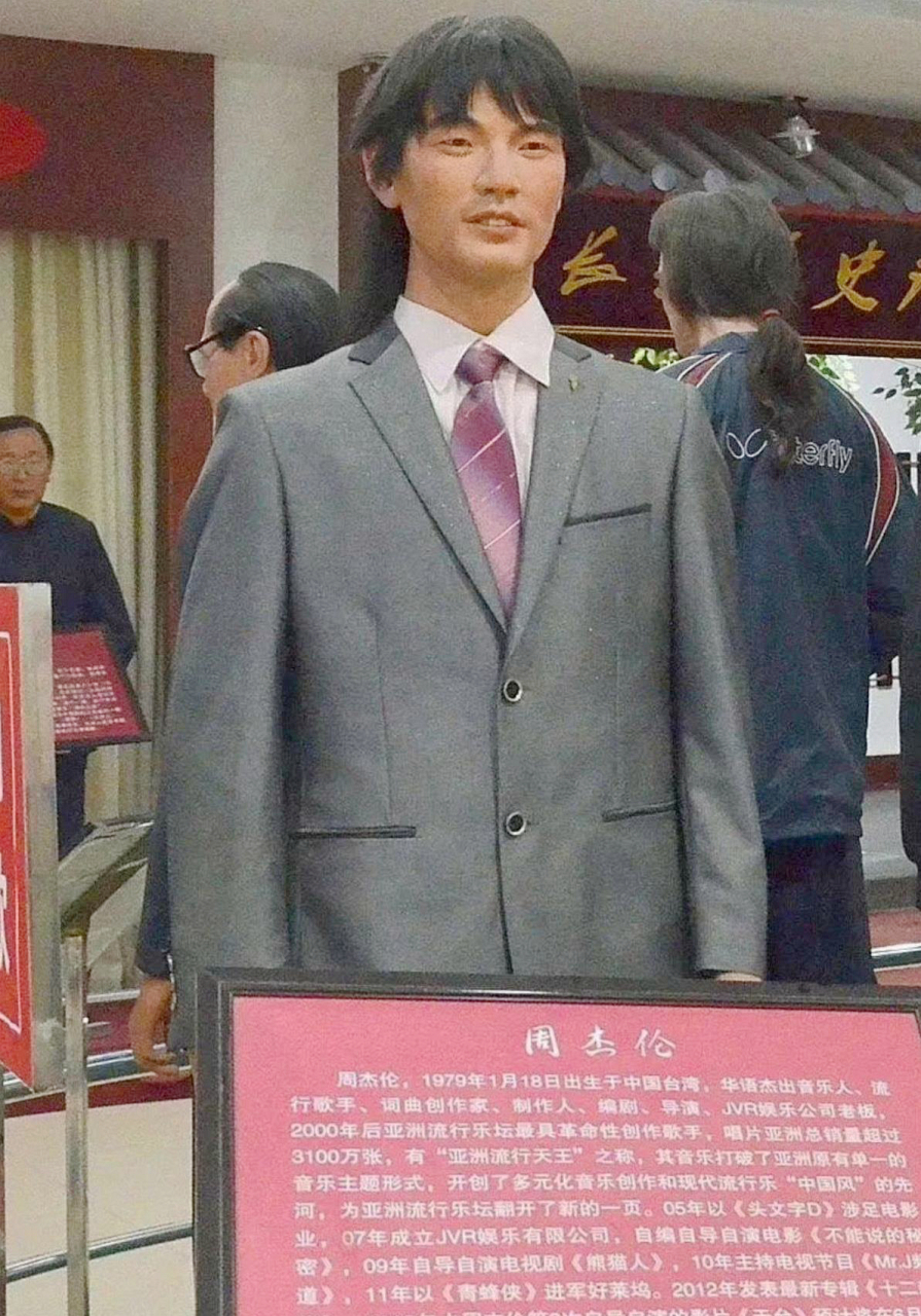 周杰伦蜡像一对比,简直像他!