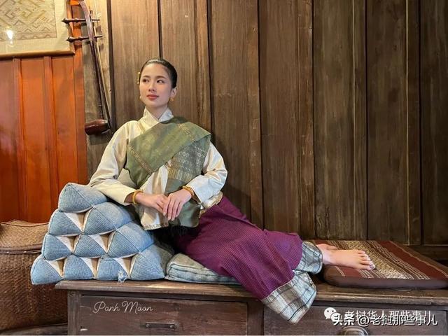 水音又发出写真,身穿五六十年代老挝传统服饰,温婉端庄的美人