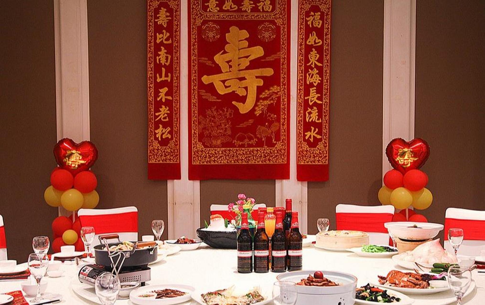 四川成都一男子给70岁老父亲办寿宴,上海土豪亲戚随礼一万,酒足饭饱后