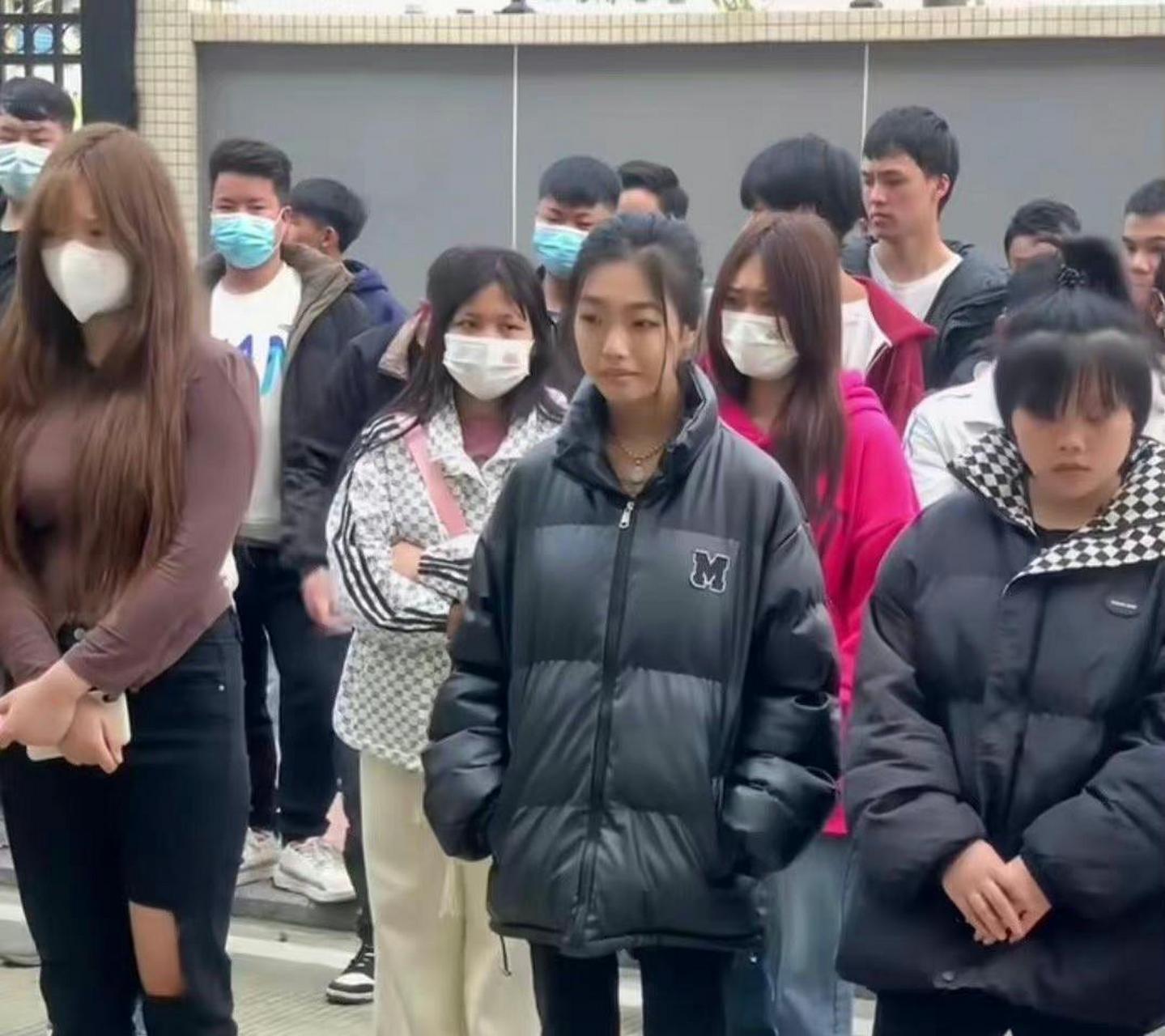 一年一度的暑期工又开始了,好多初中还没毕业的女孩子们就出来打工了.