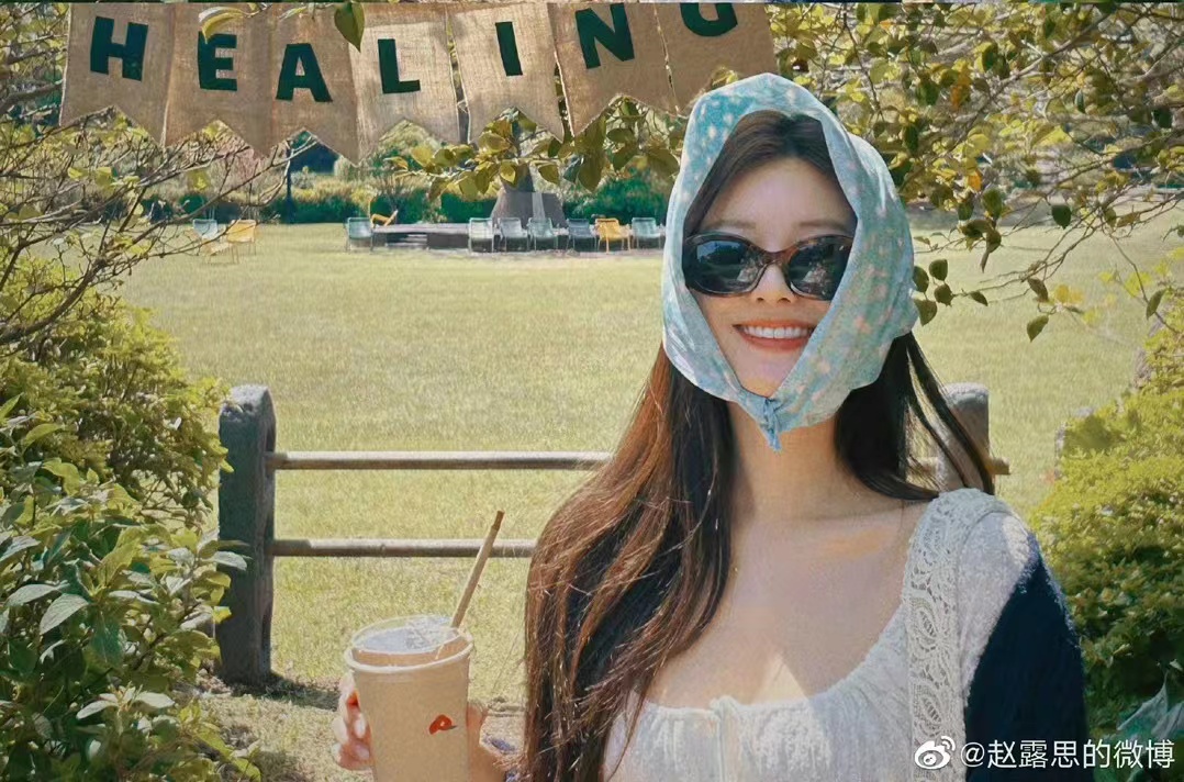 蓝色碎花头巾的赵露思尽显庄园公主姿态,少女感十足!