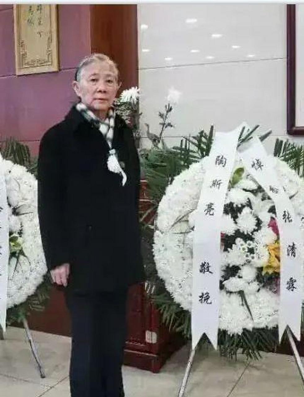 白发苍苍的林豆豆,拄着拐杖,步履蹒跚地走到丈夫的遗体面前,面容憔悴