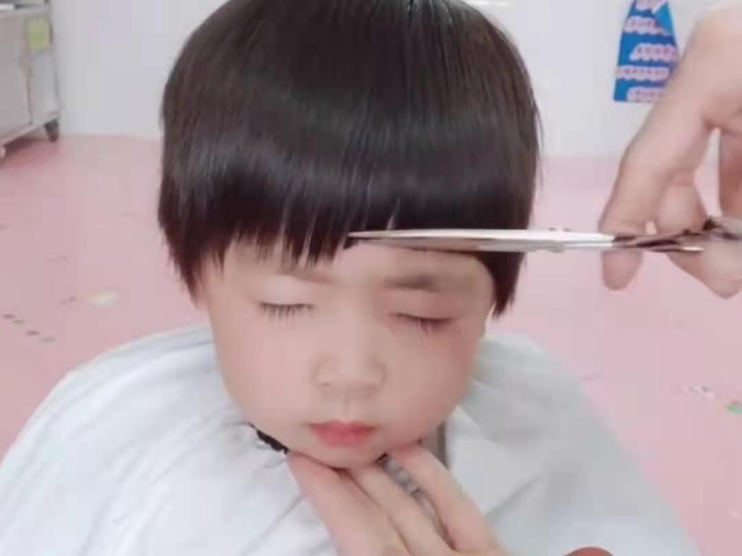 1岁小孩发型图片