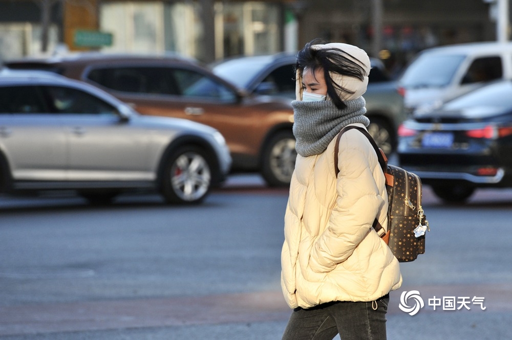 刺骨寒!北京今晨大风降温街头行人"裹棉衣"