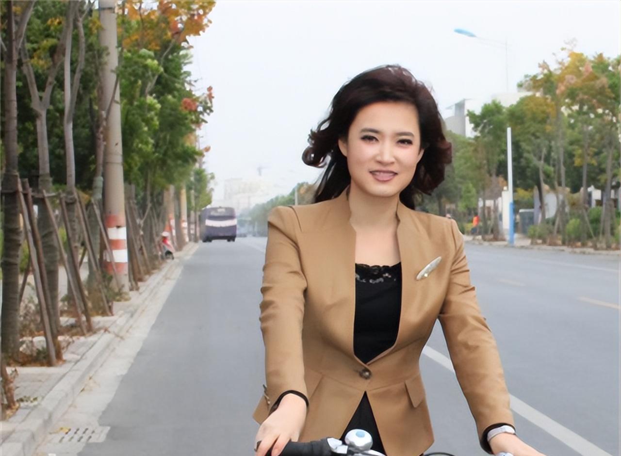 央视主持人桑晨:21岁进央视,工作29年零绯闻,丈夫身份至今成谜