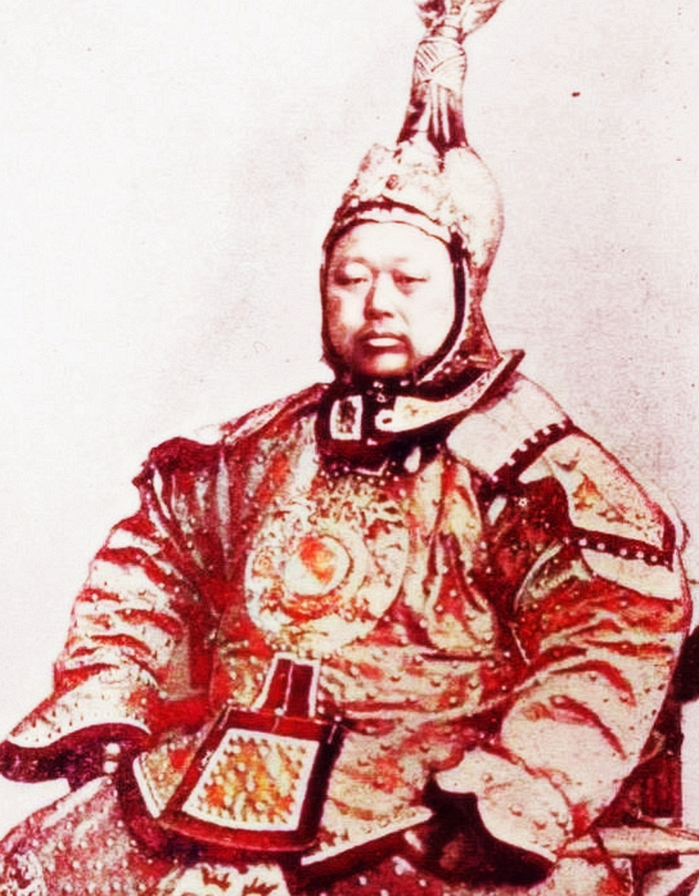 罗荣光将军身着军装,目光凝视的照片,至今仍为人们所珍藏.