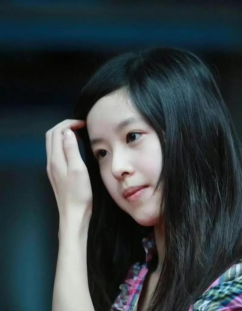 陈都灵在左耳演小耳朵的时候还很青涩稚嫩