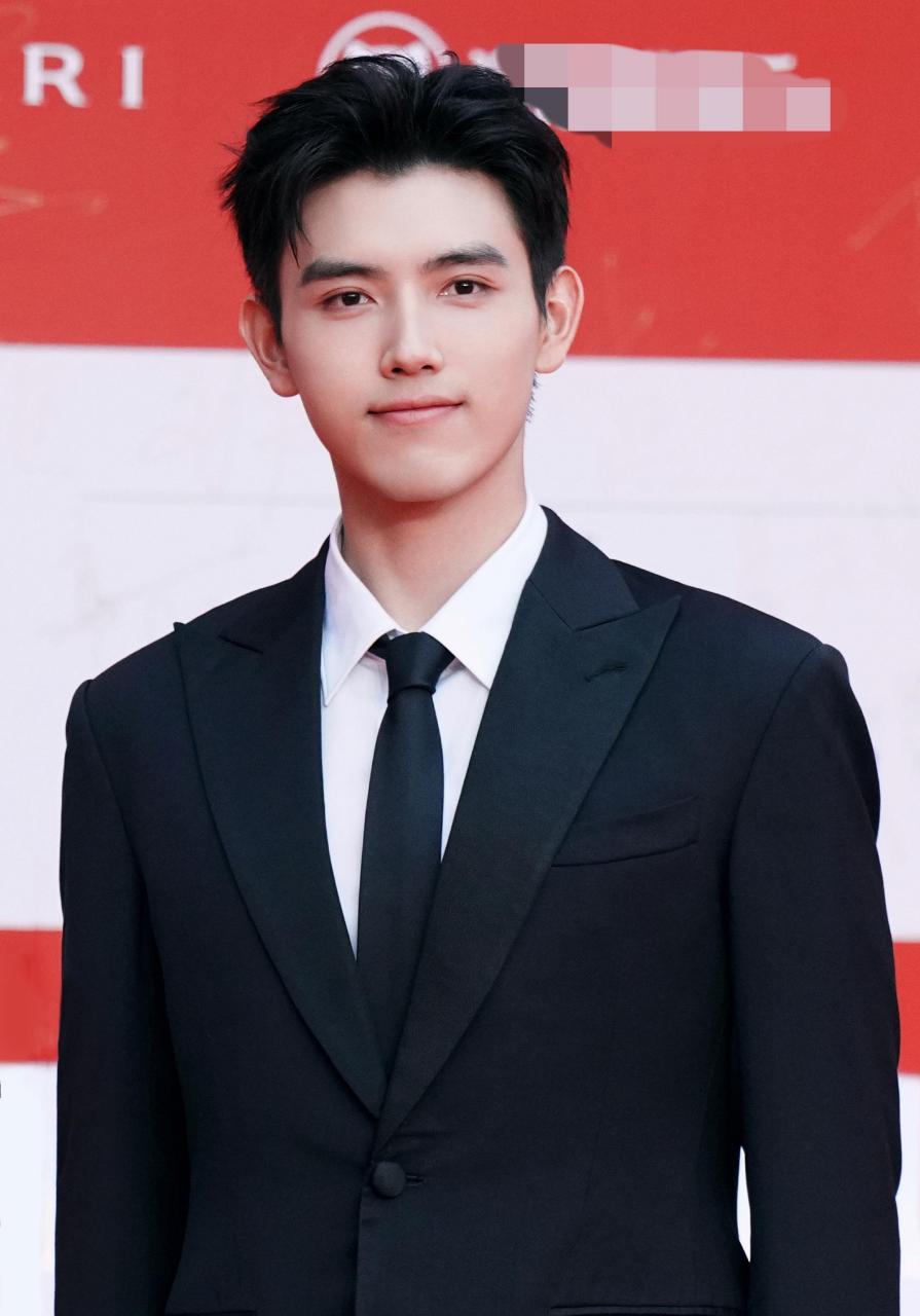 近日,吴君如带着女儿陈是知一同参加活动,并透露一家三口首次合作