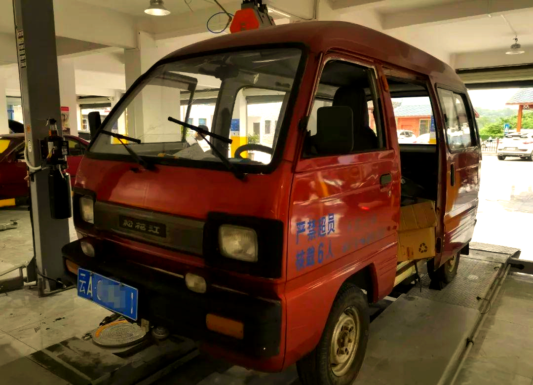 松花江牌hfj6350型面包车,少见仍能上路的经典车辆