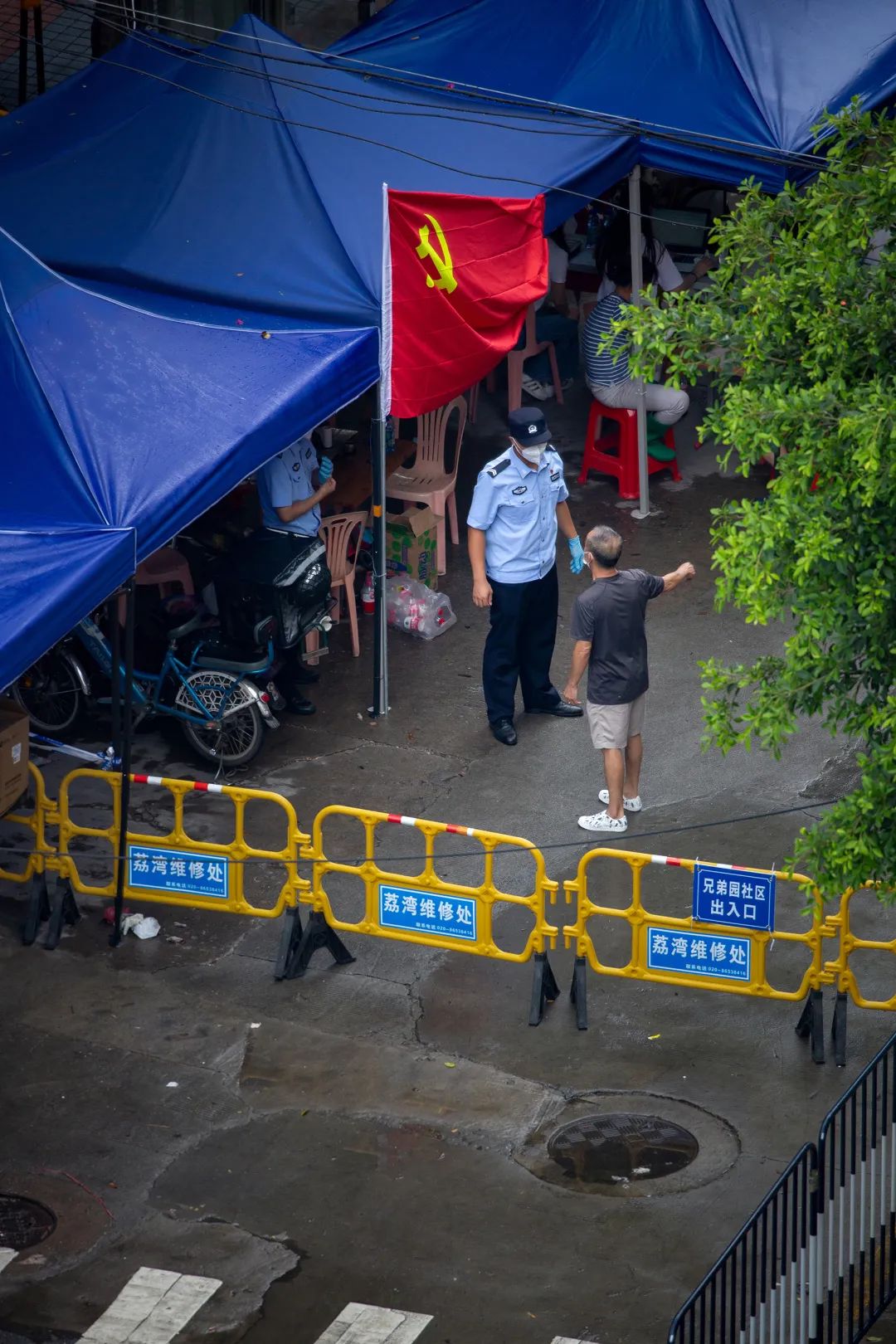 6万警力94值守卡点过万三人小组成员