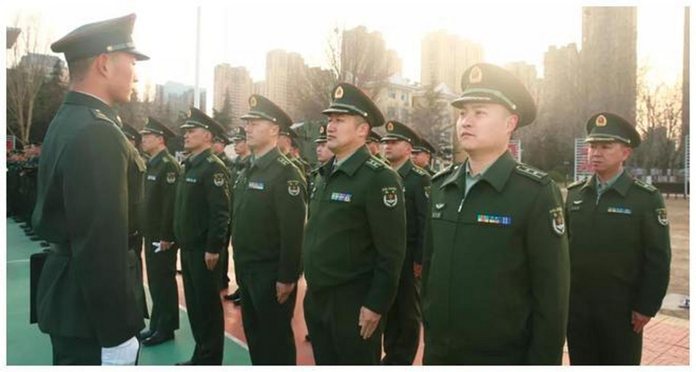 这种男新式作业服,是夹克式,对身材要求很高,瘦型穿上好看,但是体型