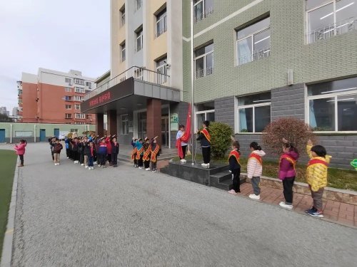 心系地球,着眼未来!童晖小学举行主题升旗仪式