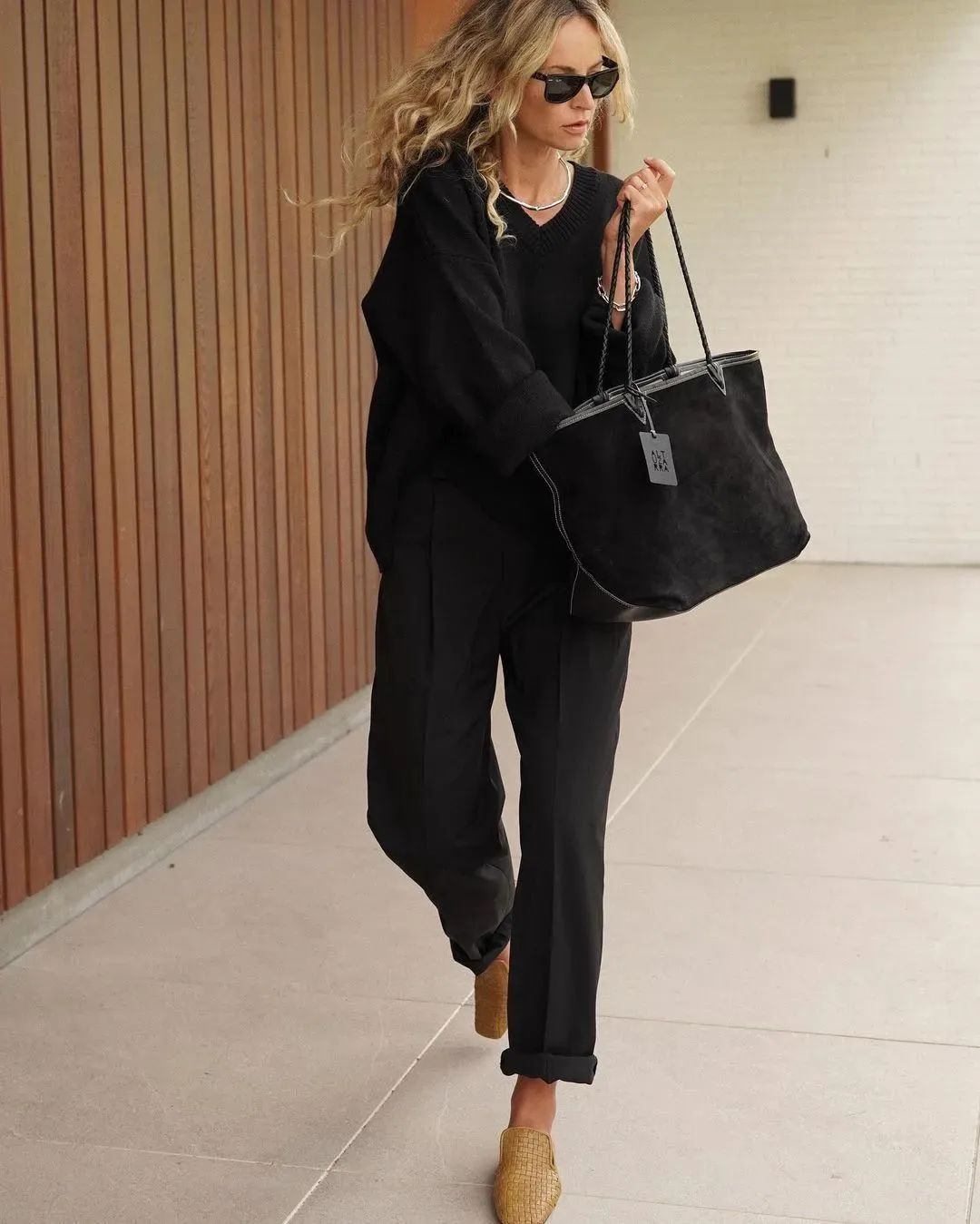 看朱莉和肯豆新街拍有感背托特包和腋下包的是两种截然不同的女人