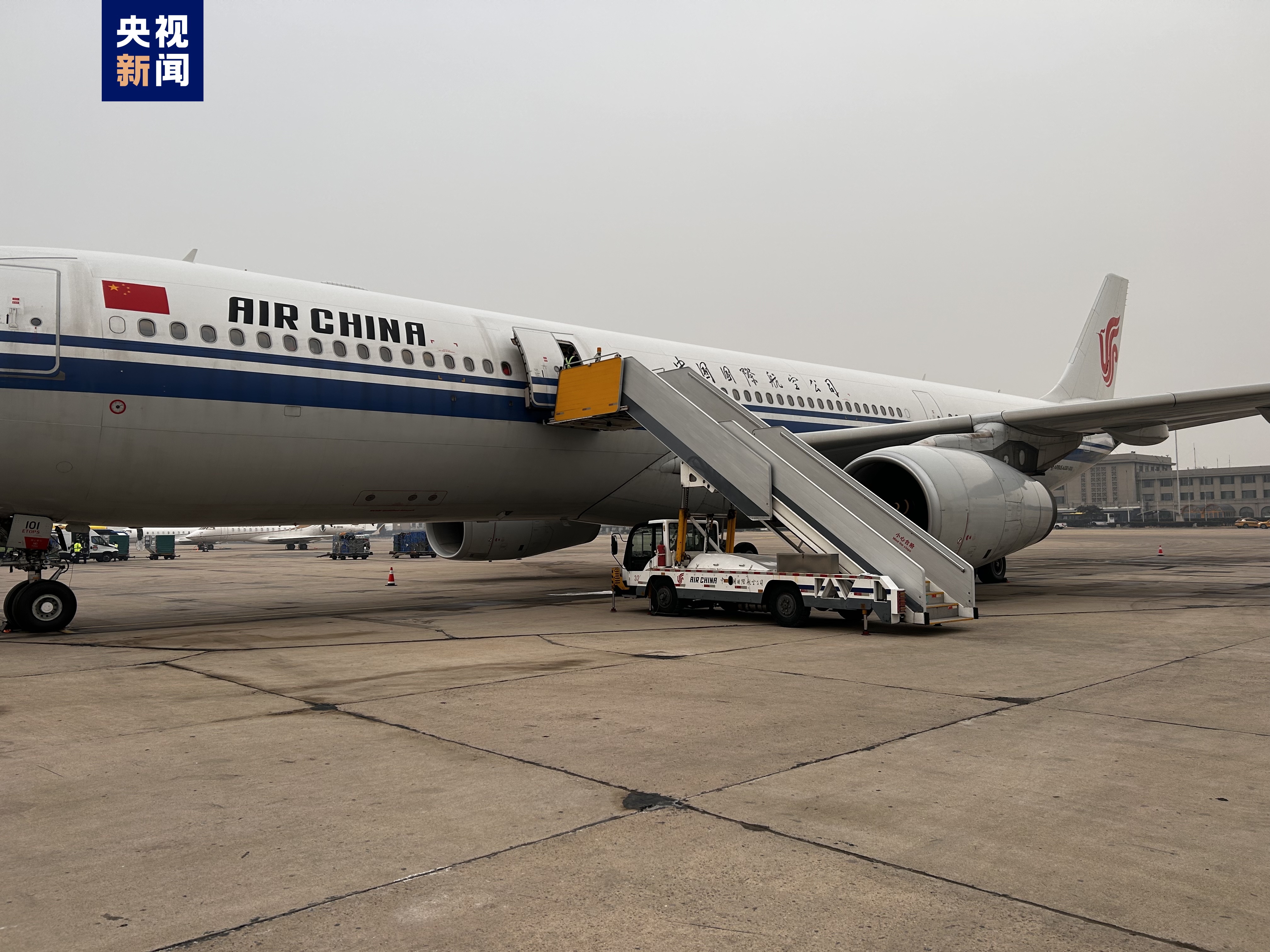 中国救援队平安抵京,土耳其驻华大使到机场迎接