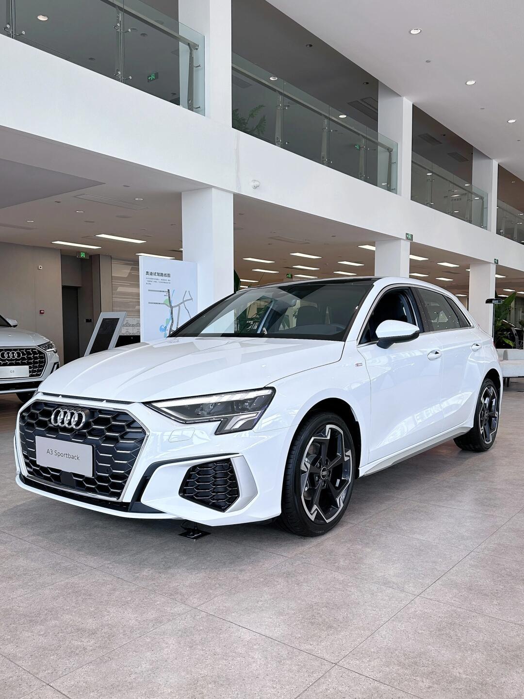 奥迪a3配备了智能自动大灯系统,这一设计旨在确保行车安全.