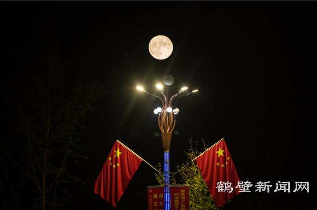 红的,蓝的,黄的……今晚鹤壁的月亮,绝了