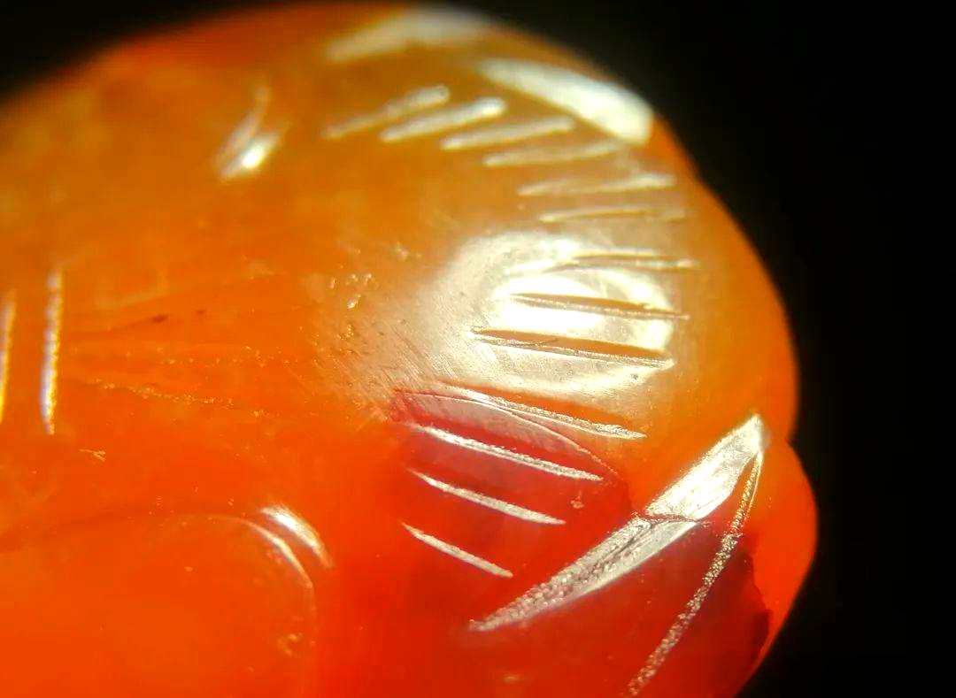 老玛瑙因伤成宝,伤口沁色惊艳异常