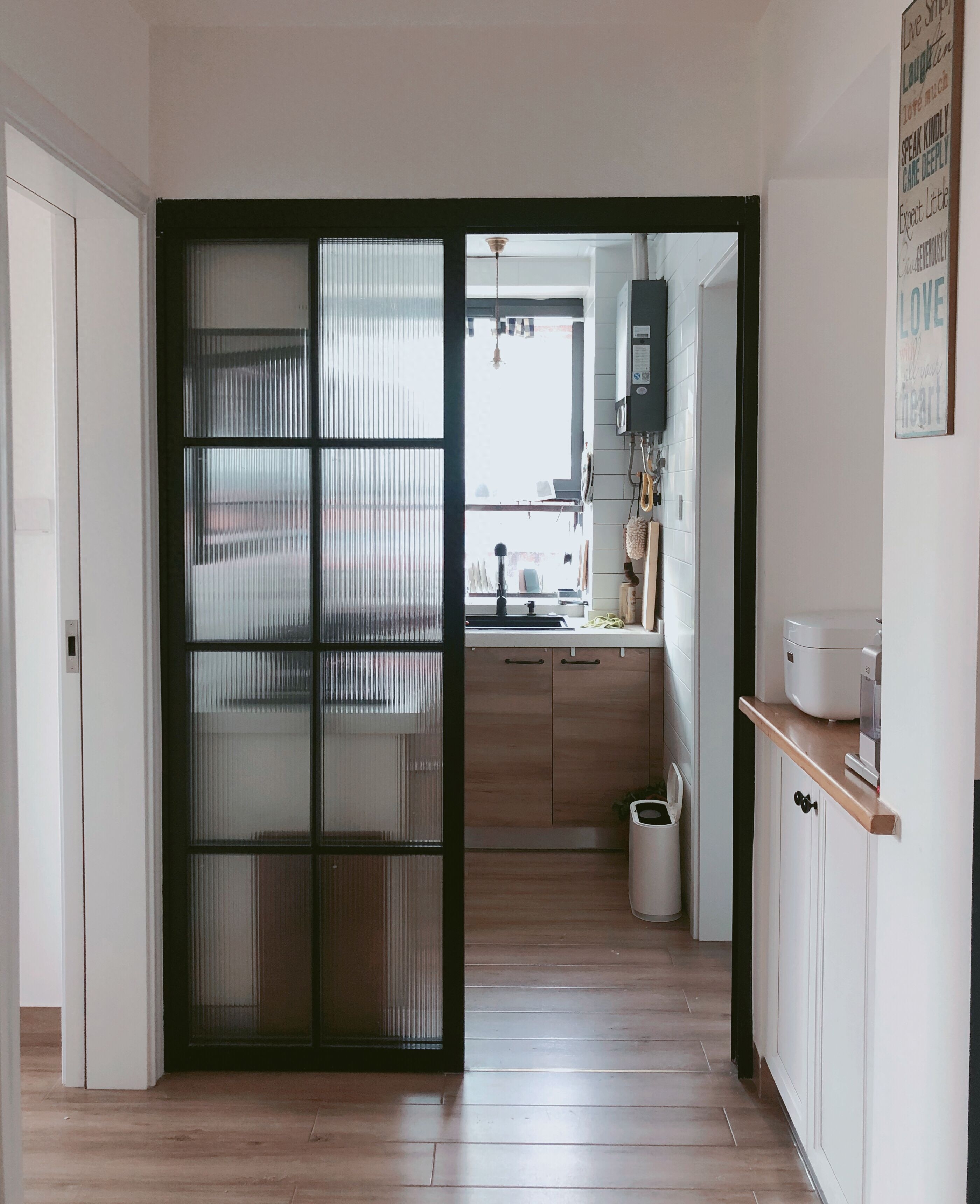 木门套与金属房门的色彩搭配,5套公式助你轻松出彩