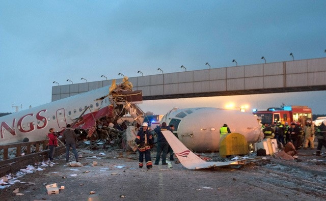 2012年紅翼航空9268航班12.19伏努科沃空難,衝上高速公路的圖204