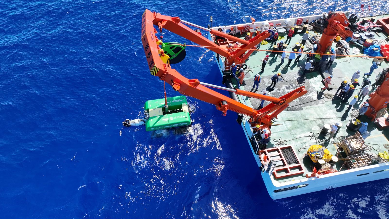 深海采矿车"开拓二号"满载而归