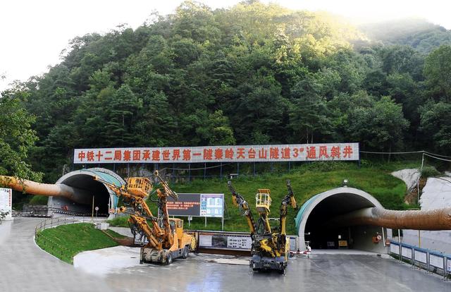 通车在望!建设规模世界第一的秦岭天台山特长隧道进入沥青铺设阶段!