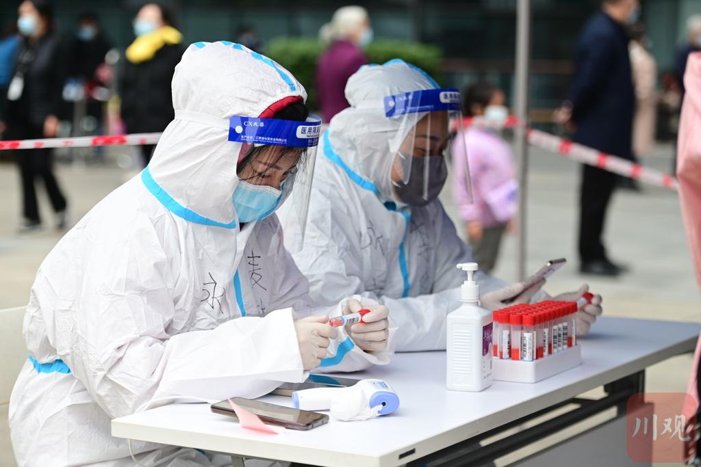视频|如此可爱成都核酸检测现场的暖心"碎碎念"