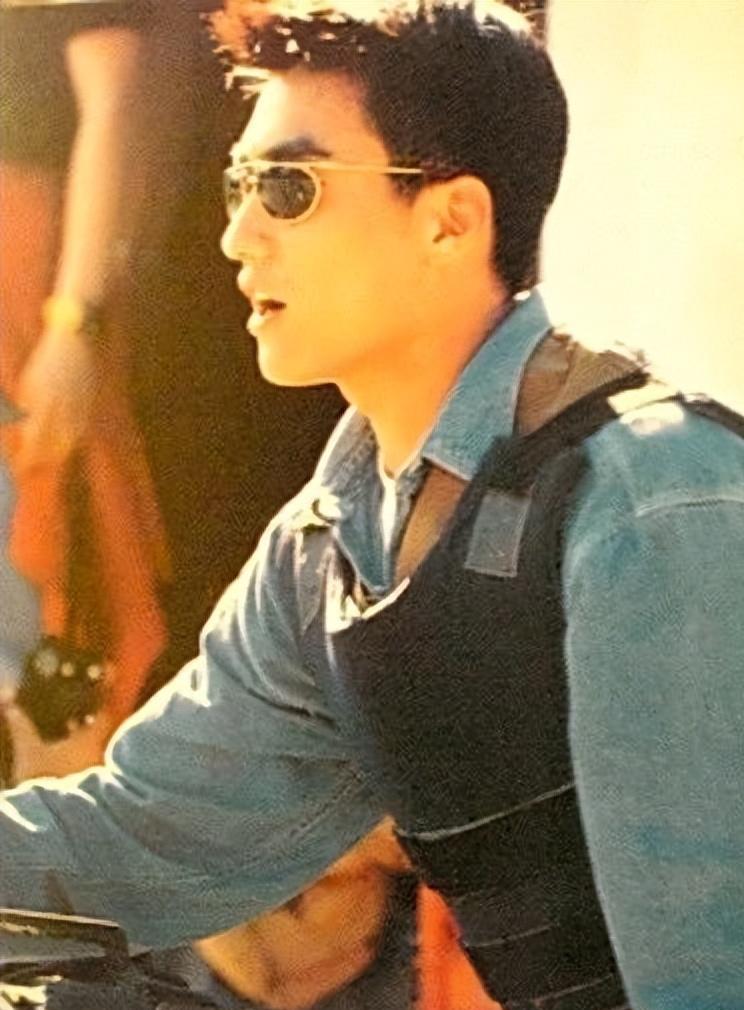 拥有7块腹肌的胡兵,不许自己脸垮长胖,52岁还这么自律,是狠人